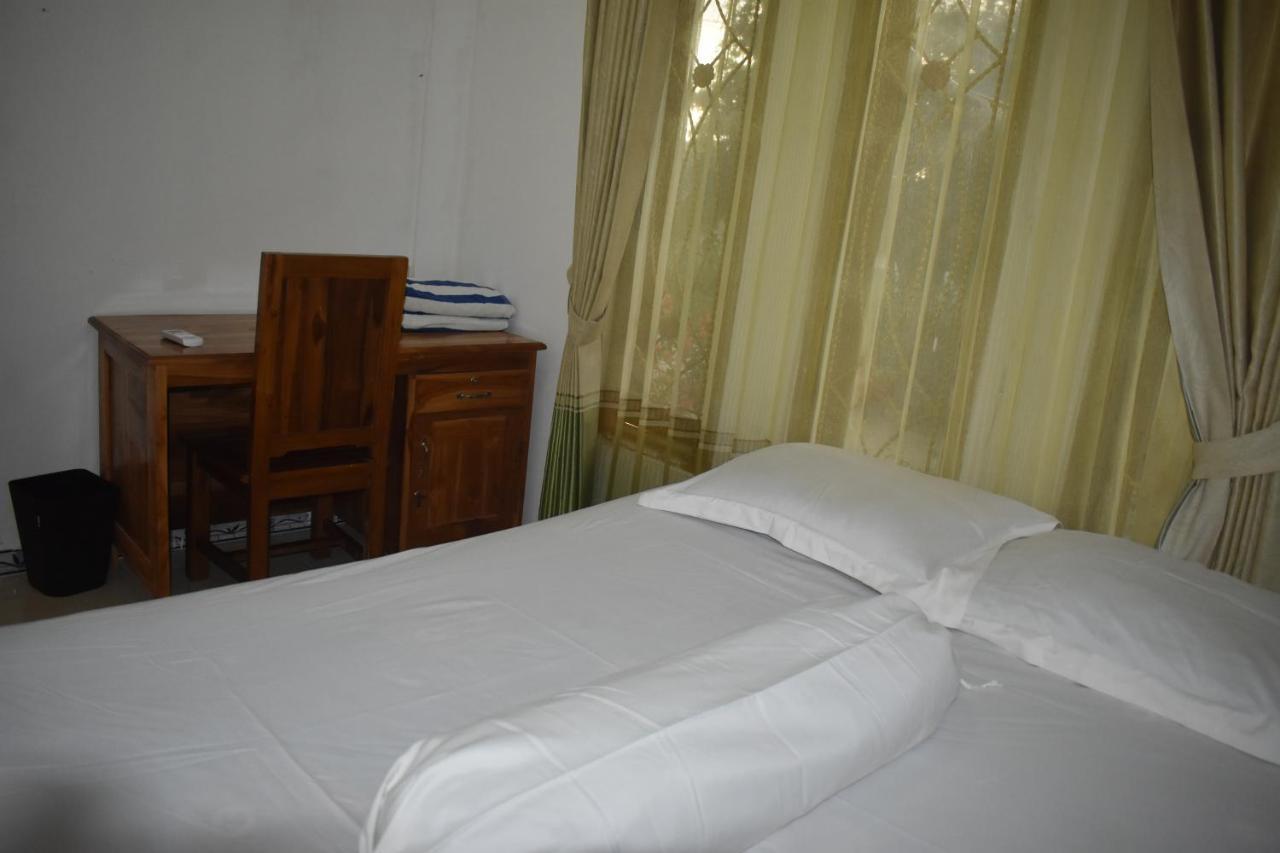 Four-G Home Stay & Komodo Tour Labuan Bajo Exteriör bild
