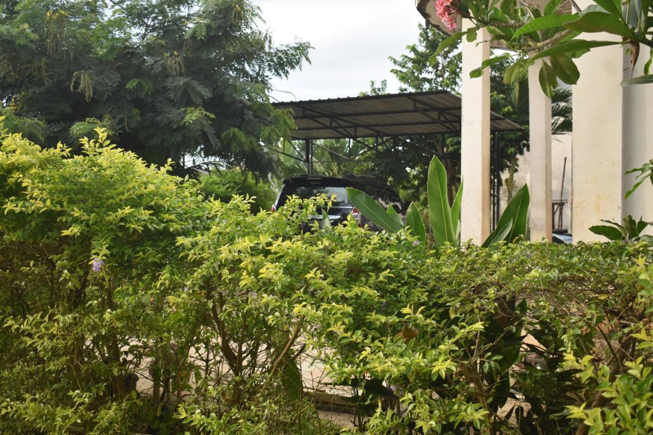 Four-G Home Stay & Komodo Tour Labuan Bajo Exteriör bild