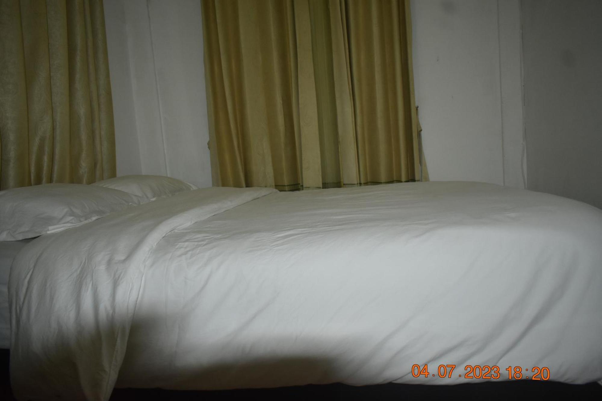 Four-G Home Stay & Komodo Tour Labuan Bajo Exteriör bild