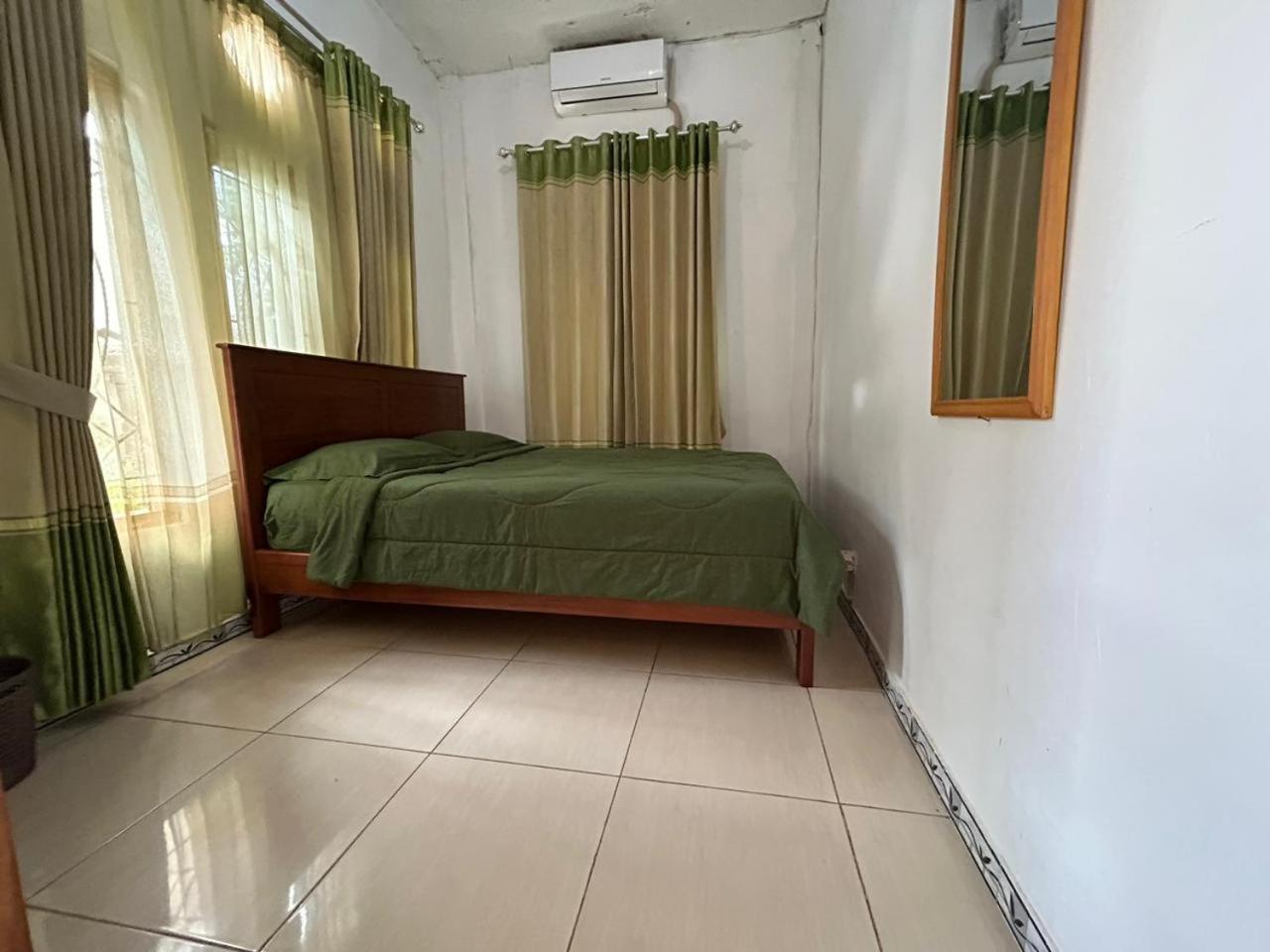 Four-G Home Stay & Komodo Tour Labuan Bajo Exteriör bild