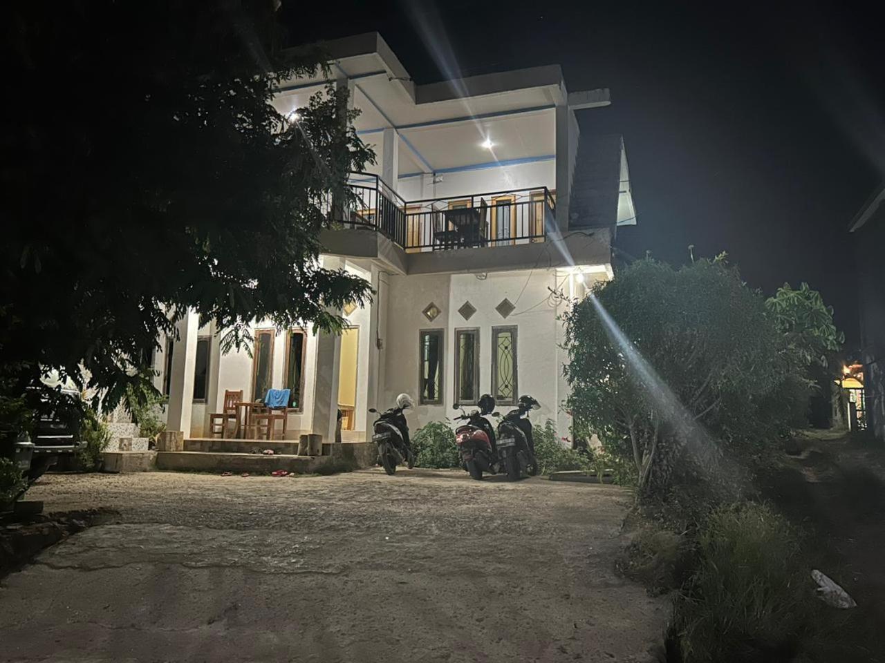Four-G Home Stay & Komodo Tour Labuan Bajo Exteriör bild