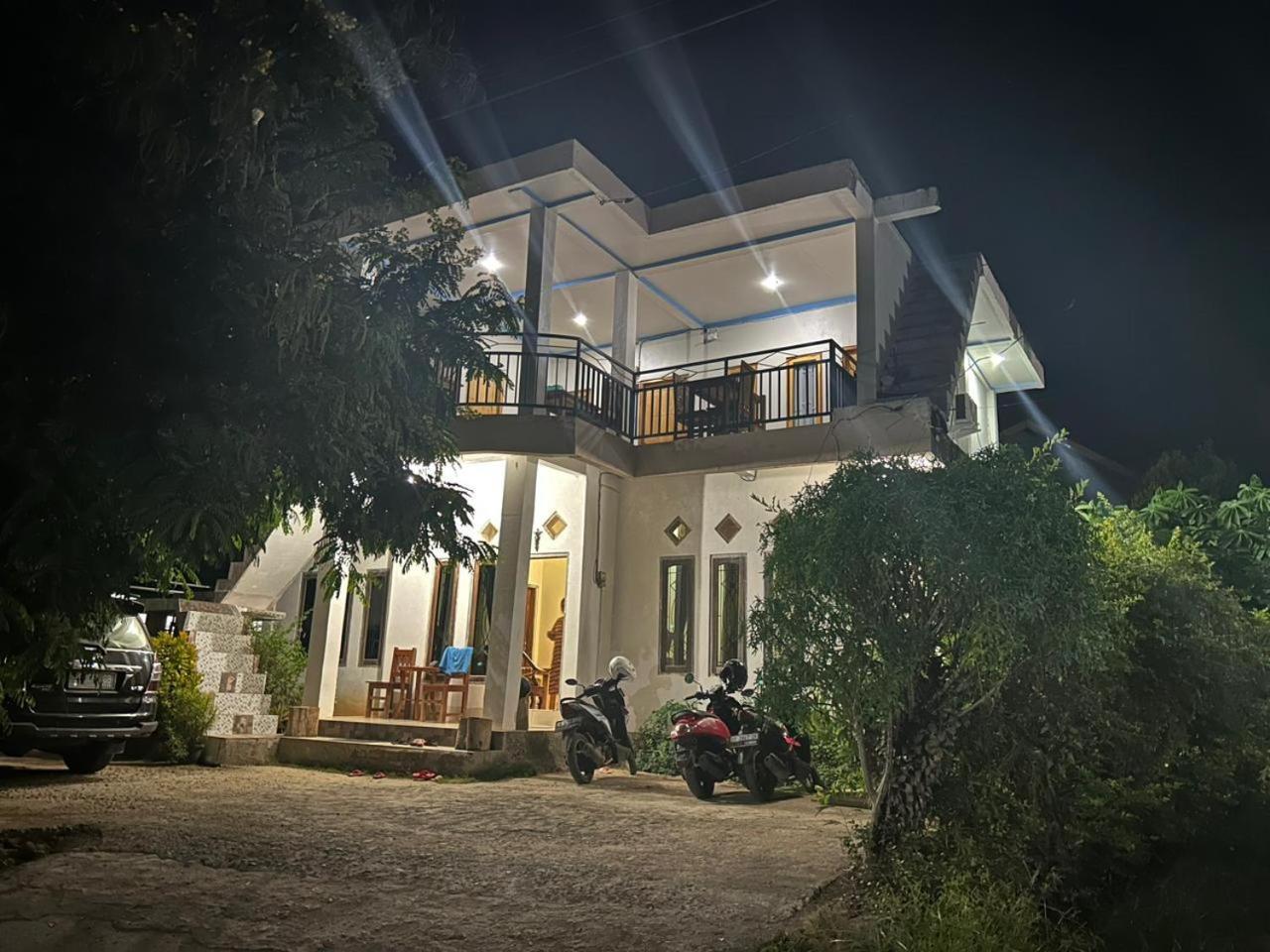 Four-G Home Stay & Komodo Tour Labuan Bajo Exteriör bild