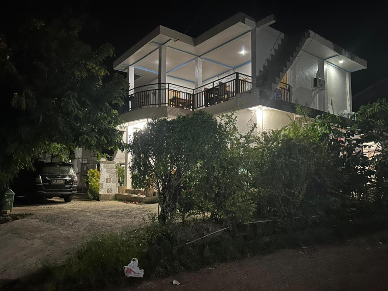 Four-G Home Stay & Komodo Tour Labuan Bajo Exteriör bild